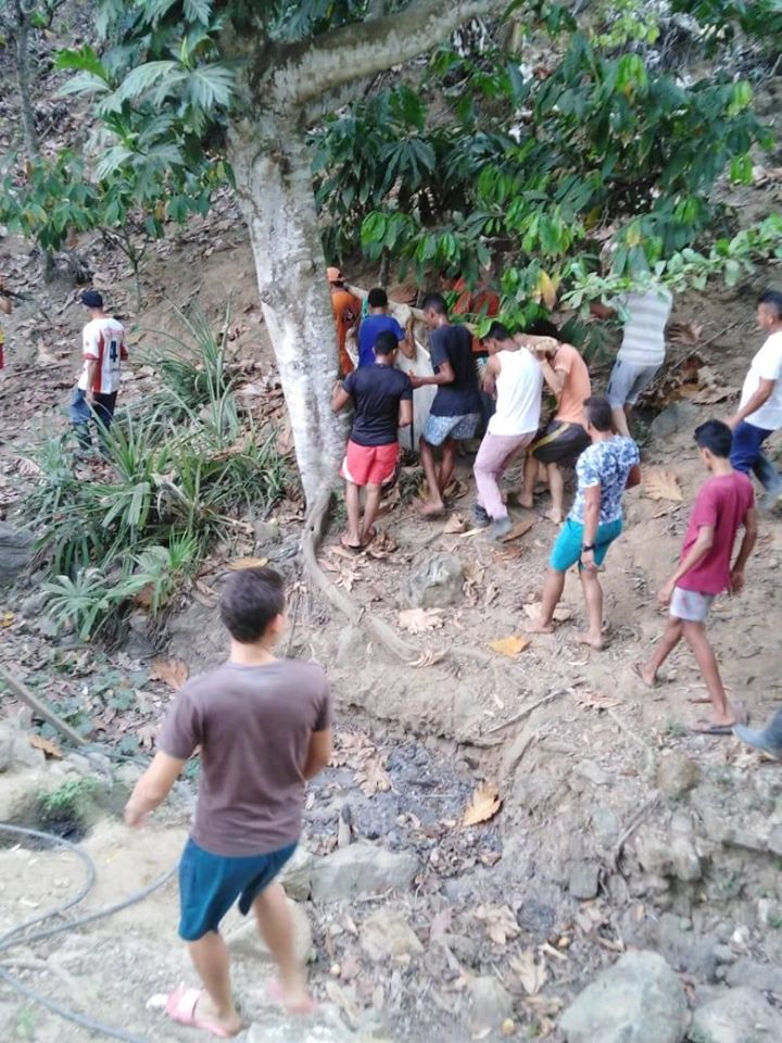 Comunidad auxilió al piloto.