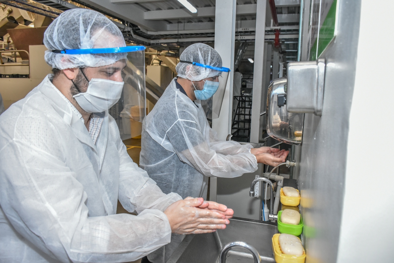El Alcalde de Barranquilla, Jaime Pumarejo, durante su visita a la compañía.