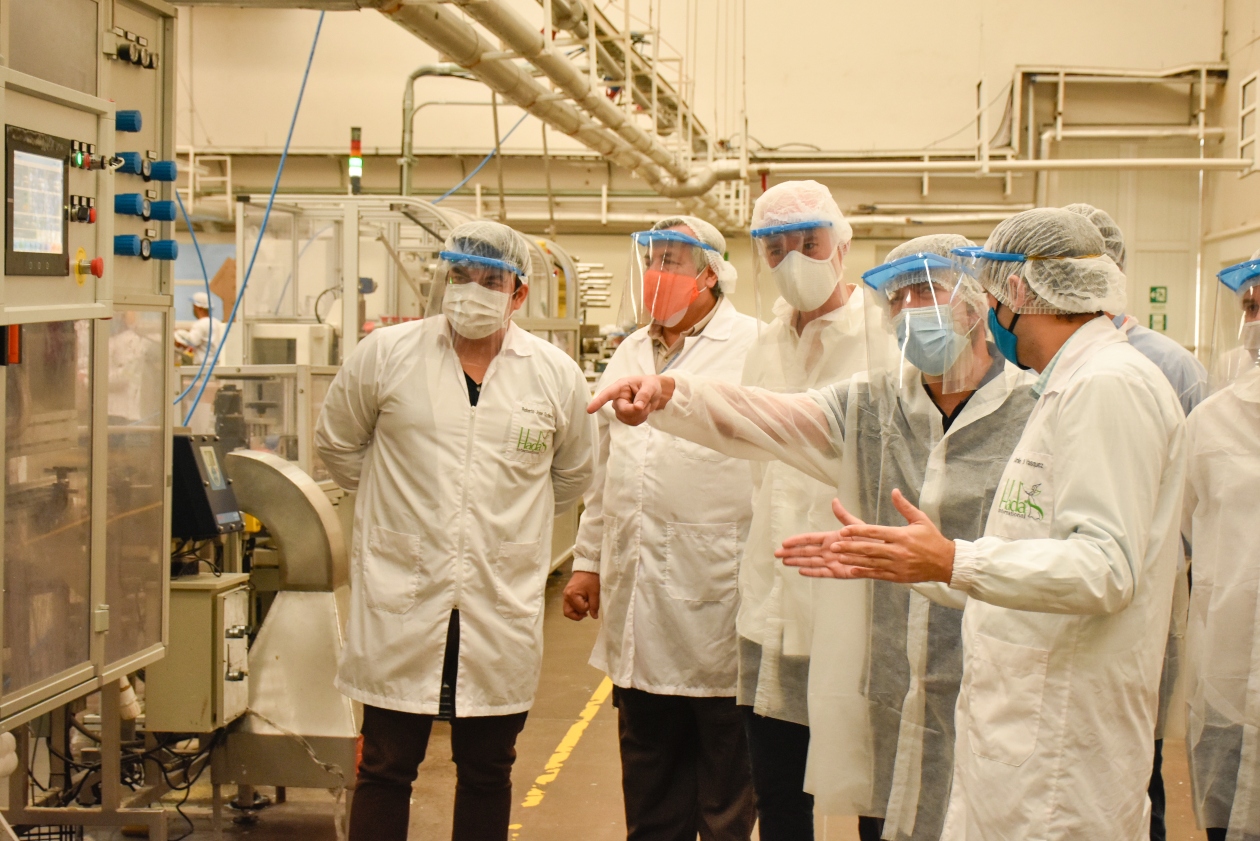 El Alcalde de Barranquilla, Jaime Pumarejo, durante su visita a la compañía.