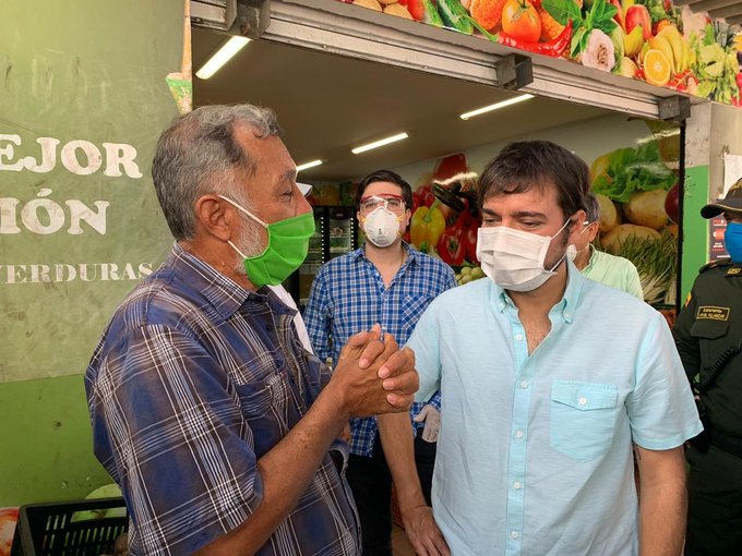 El Alcalde escuchando a los comerciantes de Barranquillita.