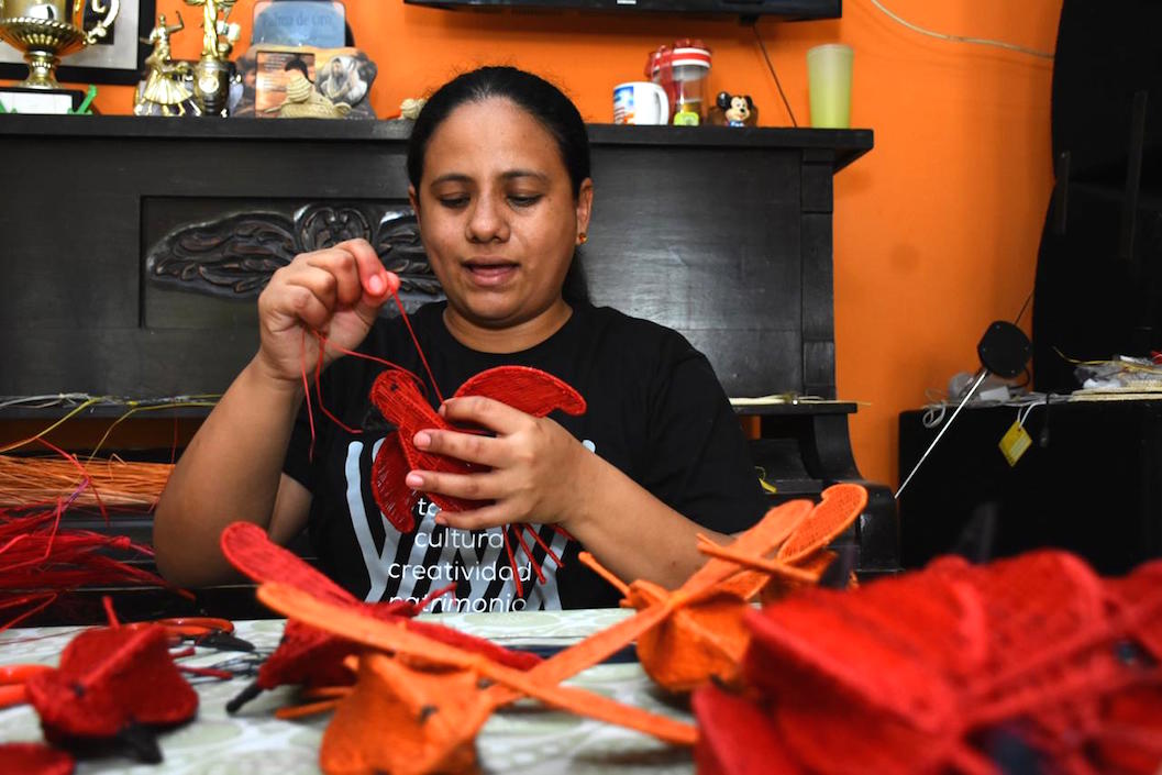 Una artesana en plena labor.