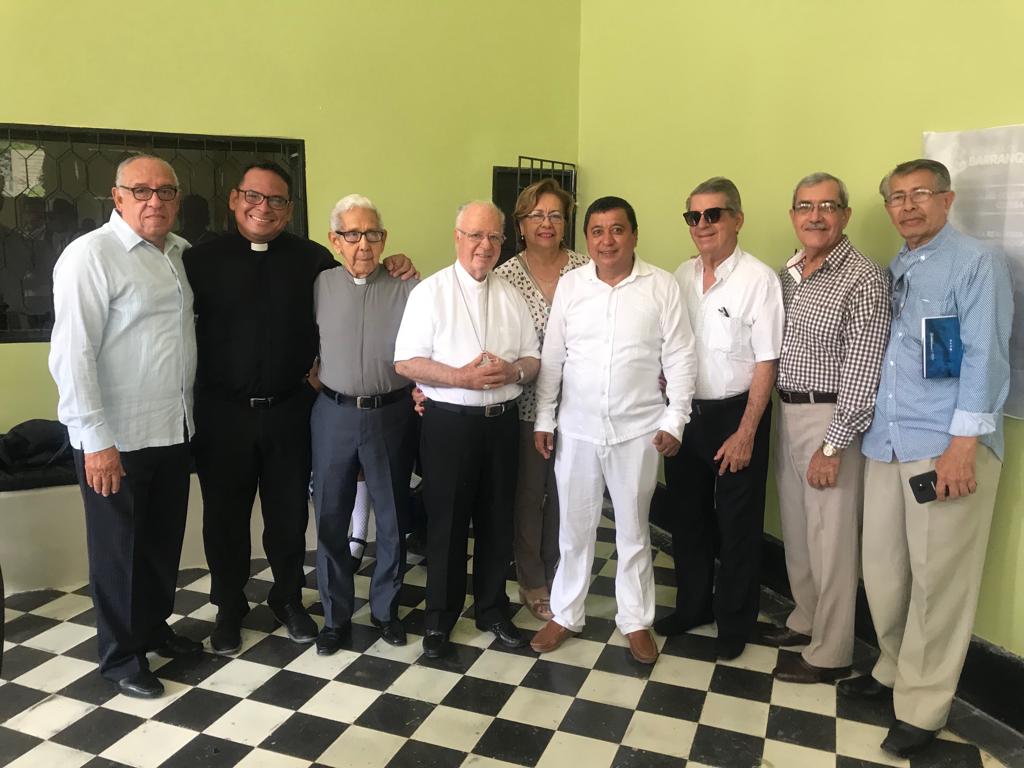 Foto archivo con el rector del Codeba Severo Ramírez, la directora de comunicación del Distrito Alba Pérez, el Padre Tamayo, dos sacerdotes ex alumnos del Codeba y miembros de la Asociación de egresados cuando se efectuó la reinauguración del colegio sede de la calle 68.