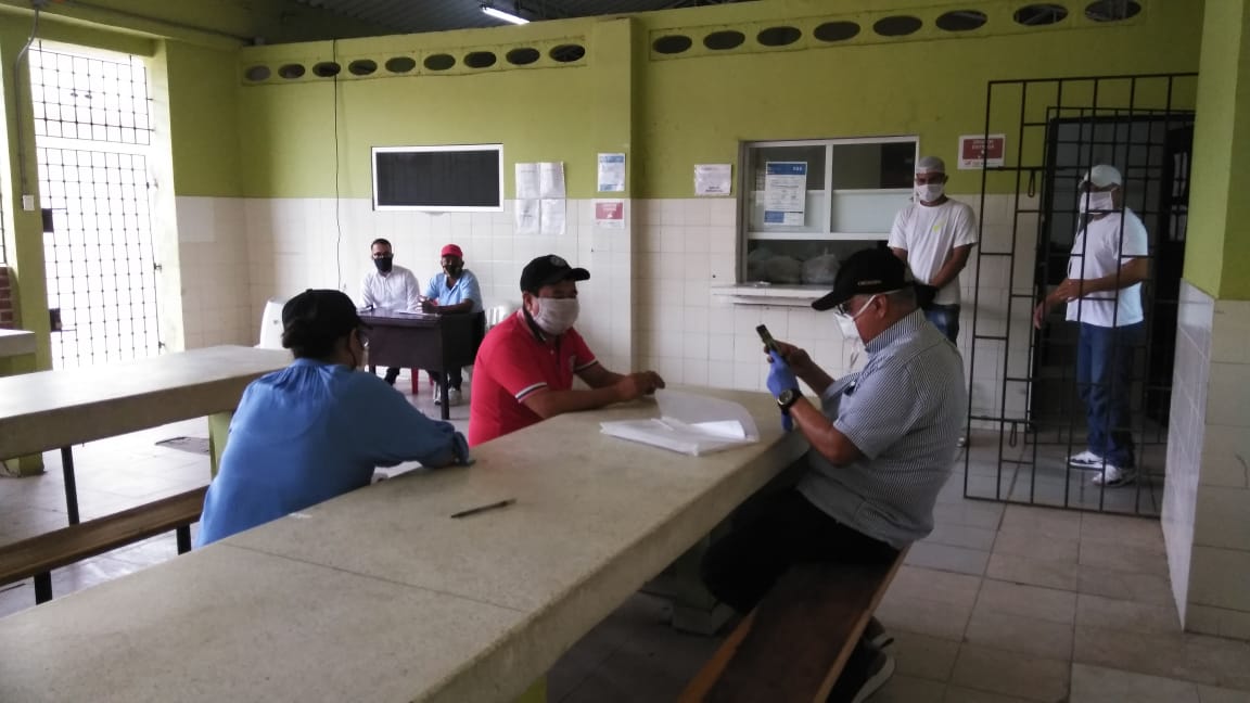 Miembros de la Personería distrital haciendo presencia en el Codeba de la calle 68 para  supervisar entrega de alimentos (meriendas) a padres fe familias para los estudiantes de la institución.