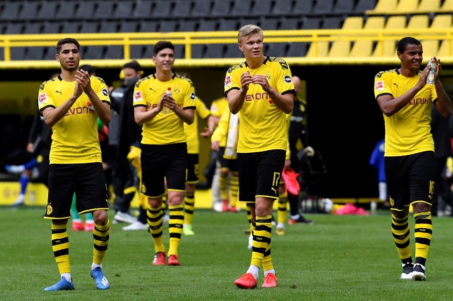 Aplausos del Borussia al final del partido, sin público-