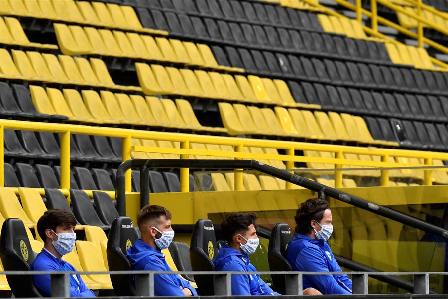 En el banco del Ruhr, jugadores con tapaboa