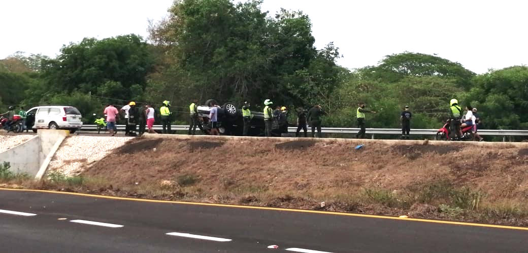 El vehículo chocó contra las barandas de la vía.