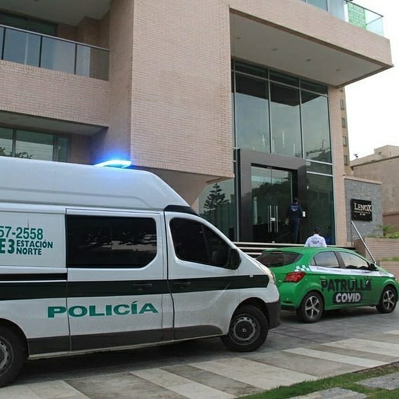 Alcaldía de Barranquilla. La Policía y la patrulla Covid en el edificio donde se presentó el hecho.