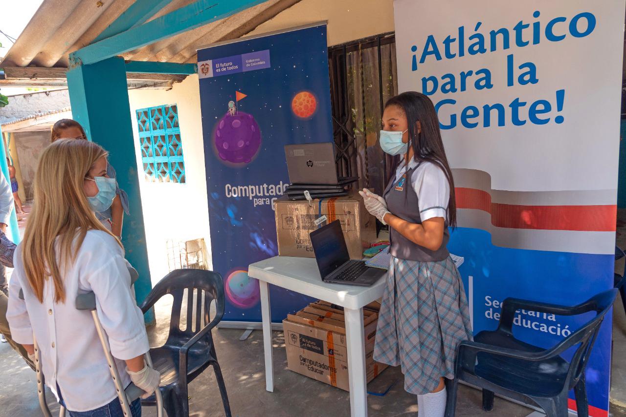 La Gobernadora del Atlántico, Elsa Noguera y la estudiante Sofía Hernández.