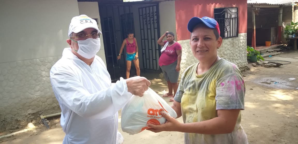 Una mujer de origen venezolano recibiendo el mercado.