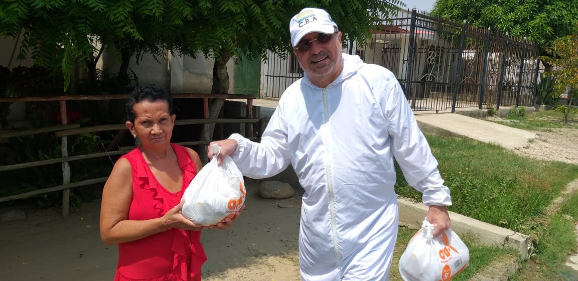 Las familias venezolanas recibiendo los mercados.