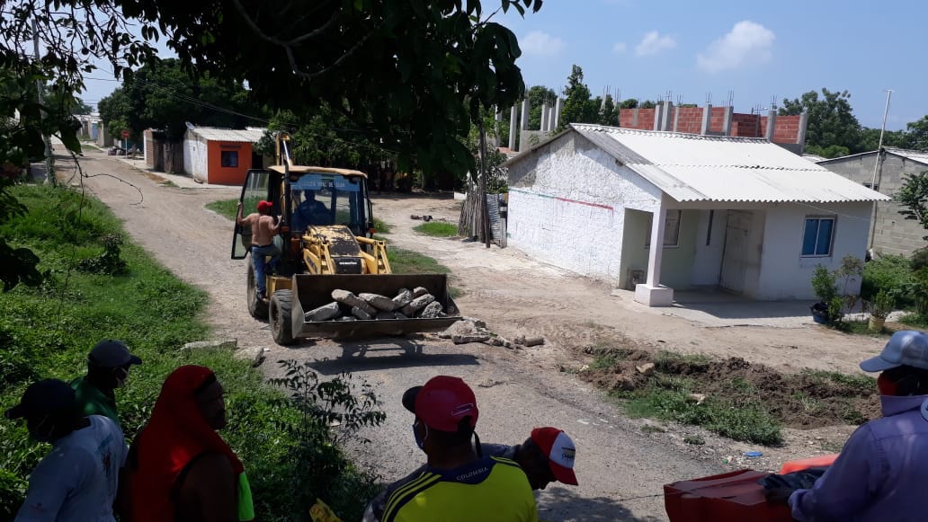 Mauinaria pesada llevando materiales para el cierre.