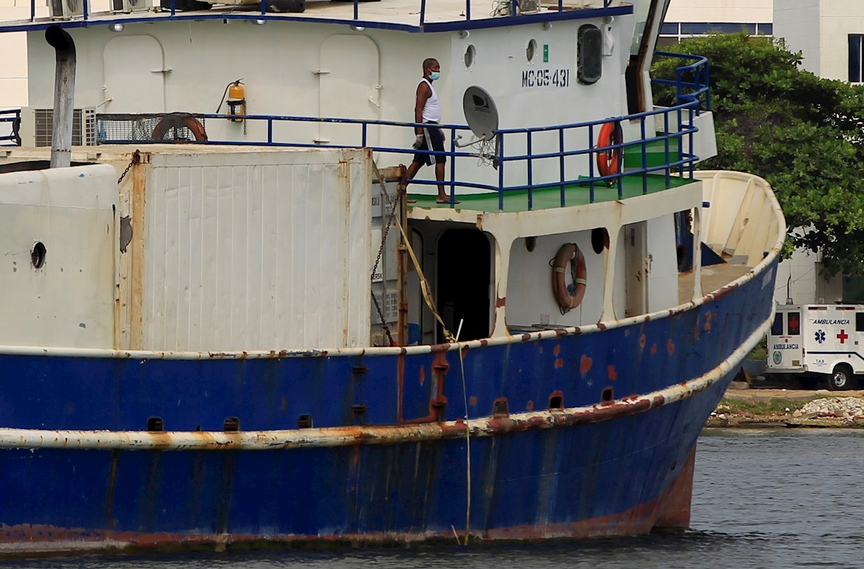 Carguero colombiano "Susurro", que pasa una cuarentena fondeado en la bahía de las Ánimas.