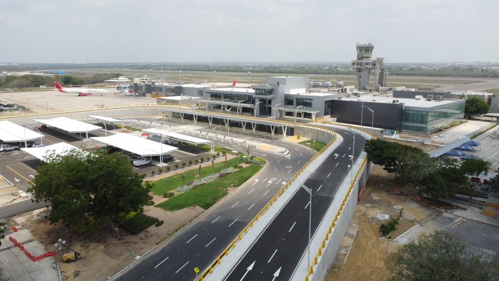 Panorámica general de la fachada del aeropuerto Ernesto Cortissoz.