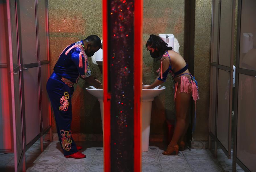 Bailarinas usan los lavamanos en los camerinos