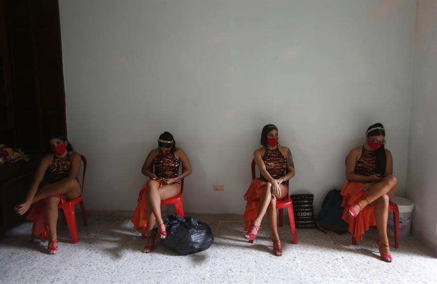 Bailarinas en camerinos.