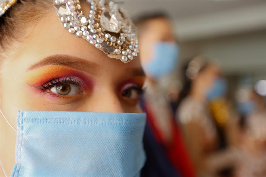 Una bailarina con tapaboca.