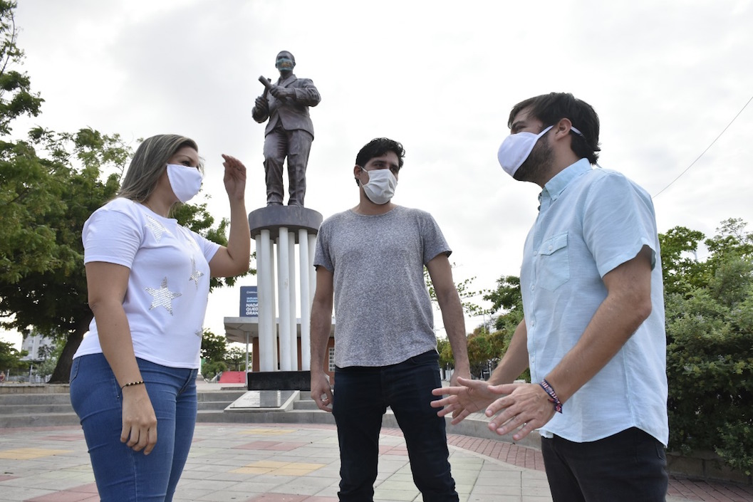 El Alcalde Jaime Pumarejo frente al monumento del Joe Arroyo.