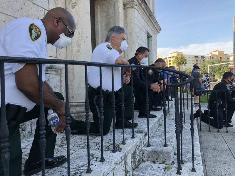 Policías de Miami-Dade.