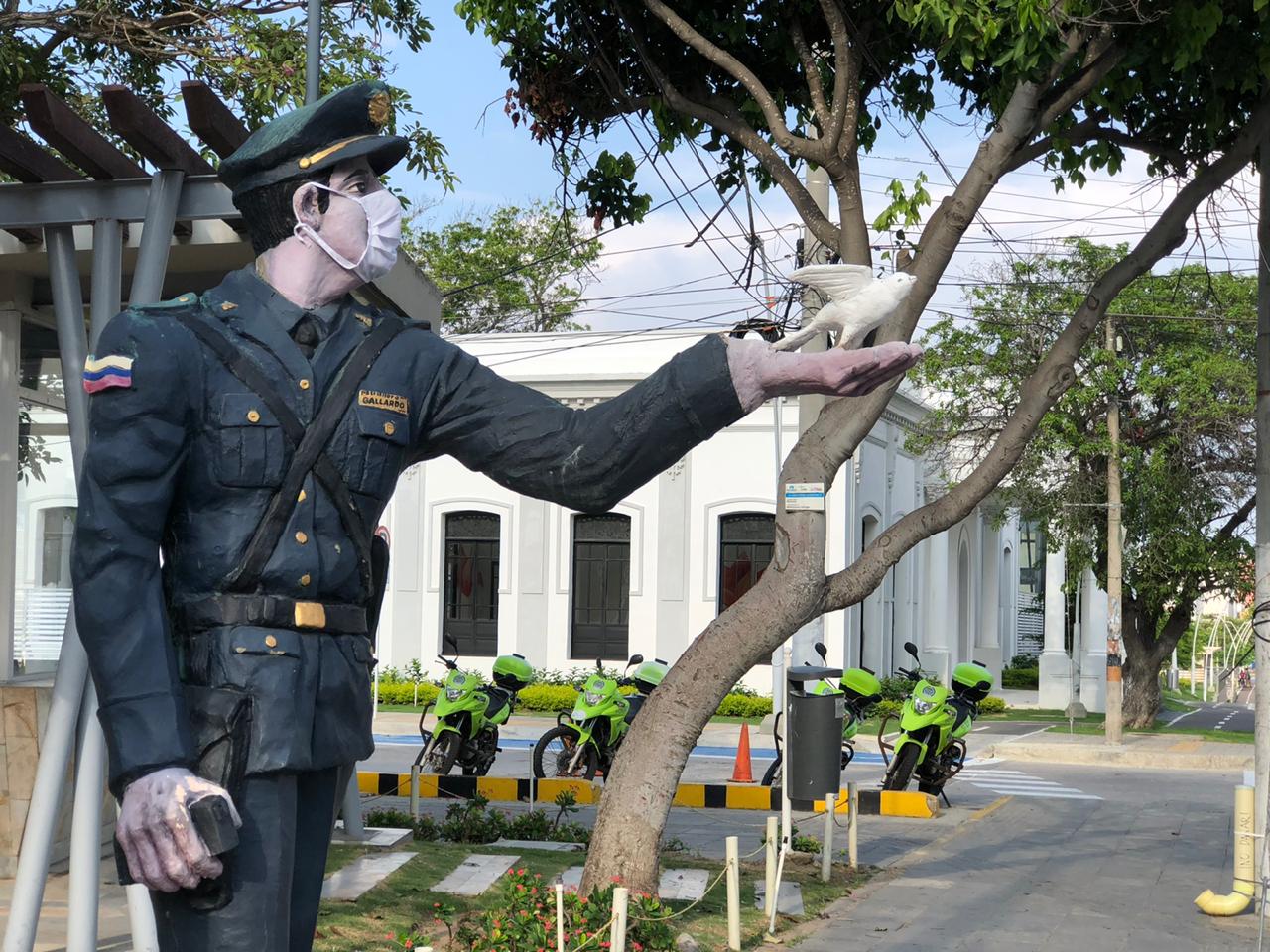 Policía Monumento de la Policía con tapabocas.