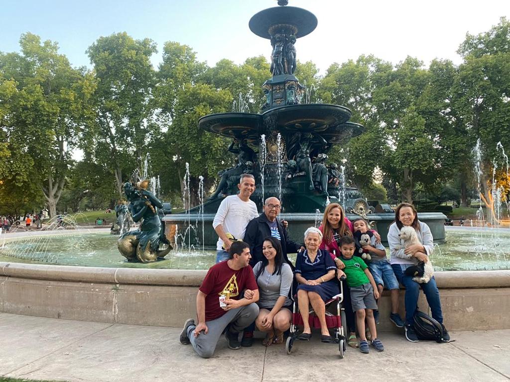 La familia Marimón en la fuente Los Continentes, en el parque General San Martín, en Mendoza.