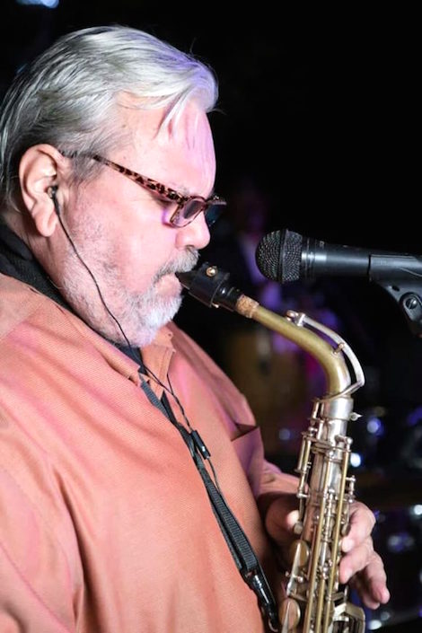 Pedro Trujillo ejecutando el saxofón.