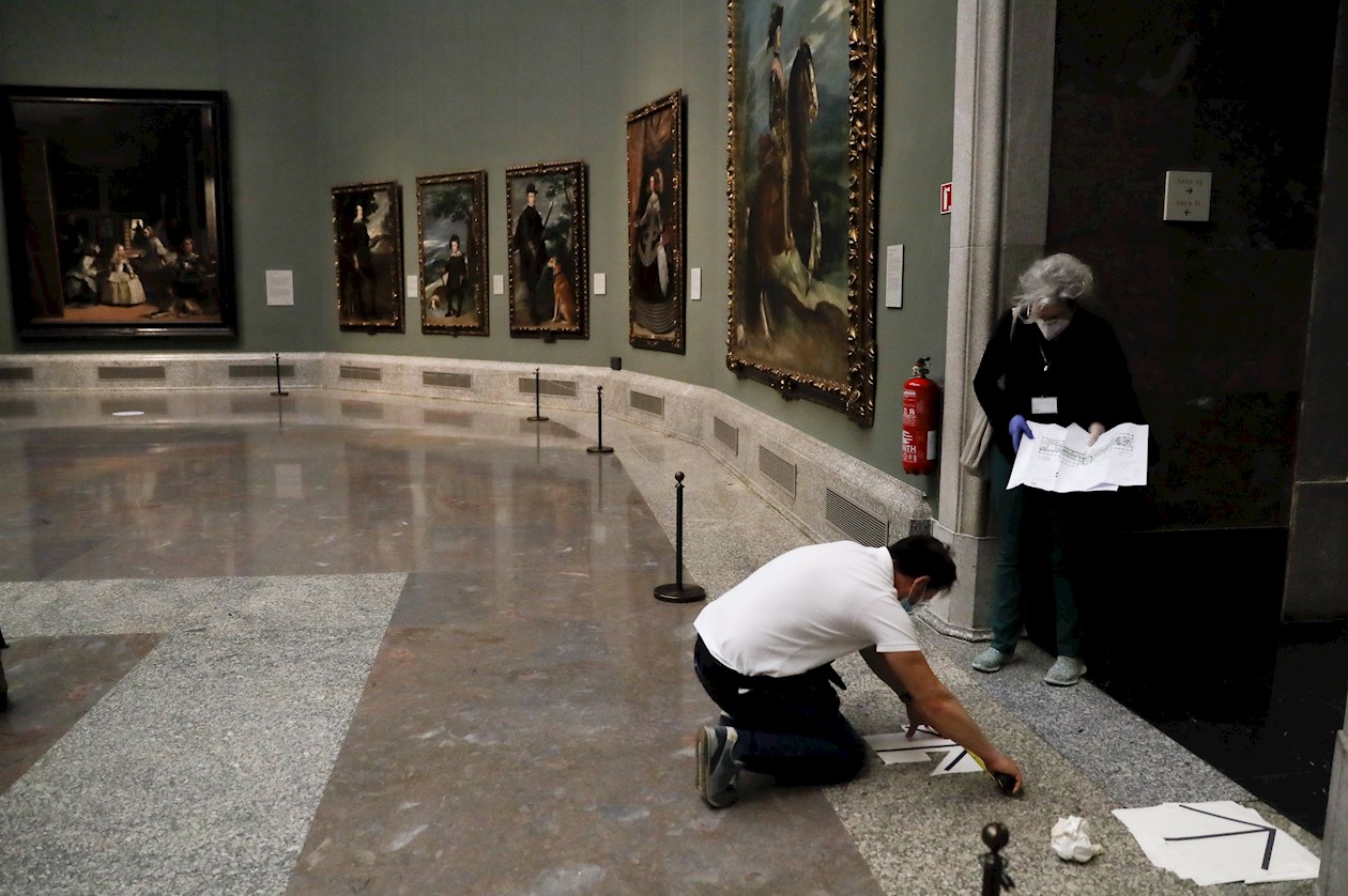 Un operario ultima la instalación de la señalización durante la presentación de "Reencuentro".