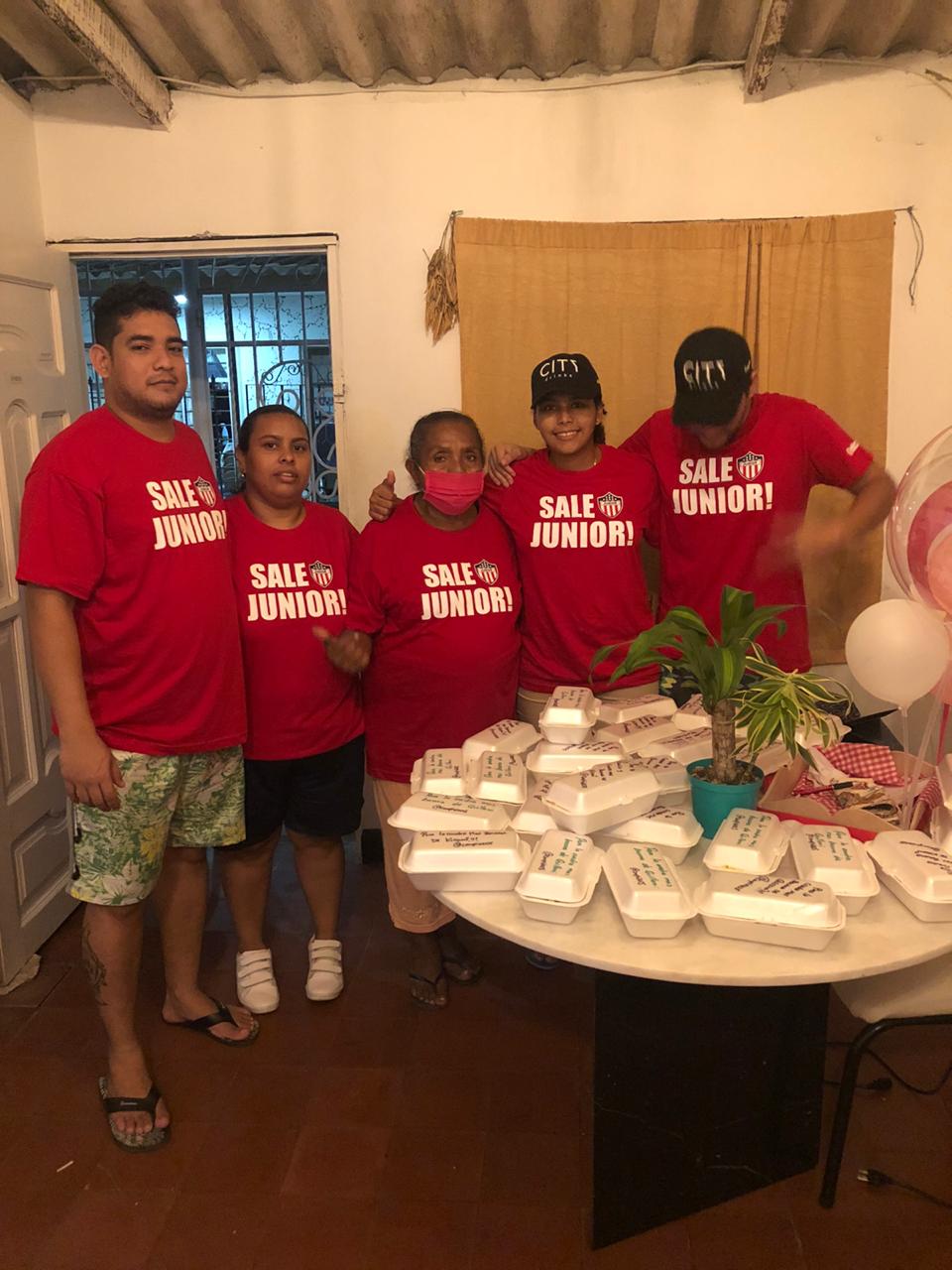 Donación que recibieron de un restaurante y distribuyeron la comida en el sector.