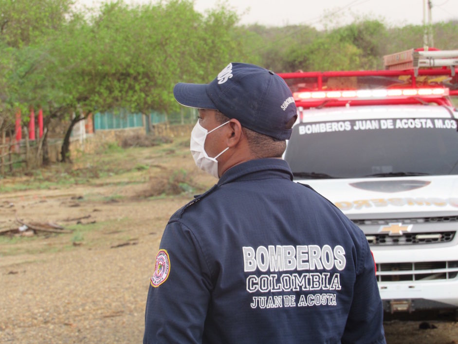 El Cuerpo de Bomberos atendiendo la emergencia.