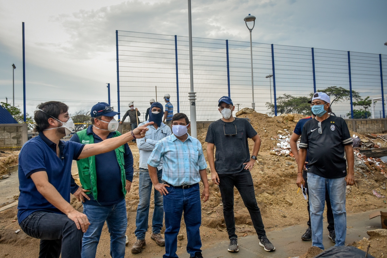 El Alcalde de Barranquilla, Jaime Pumarejo; el gerente de ADI, Alberto Salah y el secretario de Obras Públicas, Rafael Lafont, en el polideportivo El Edén. 