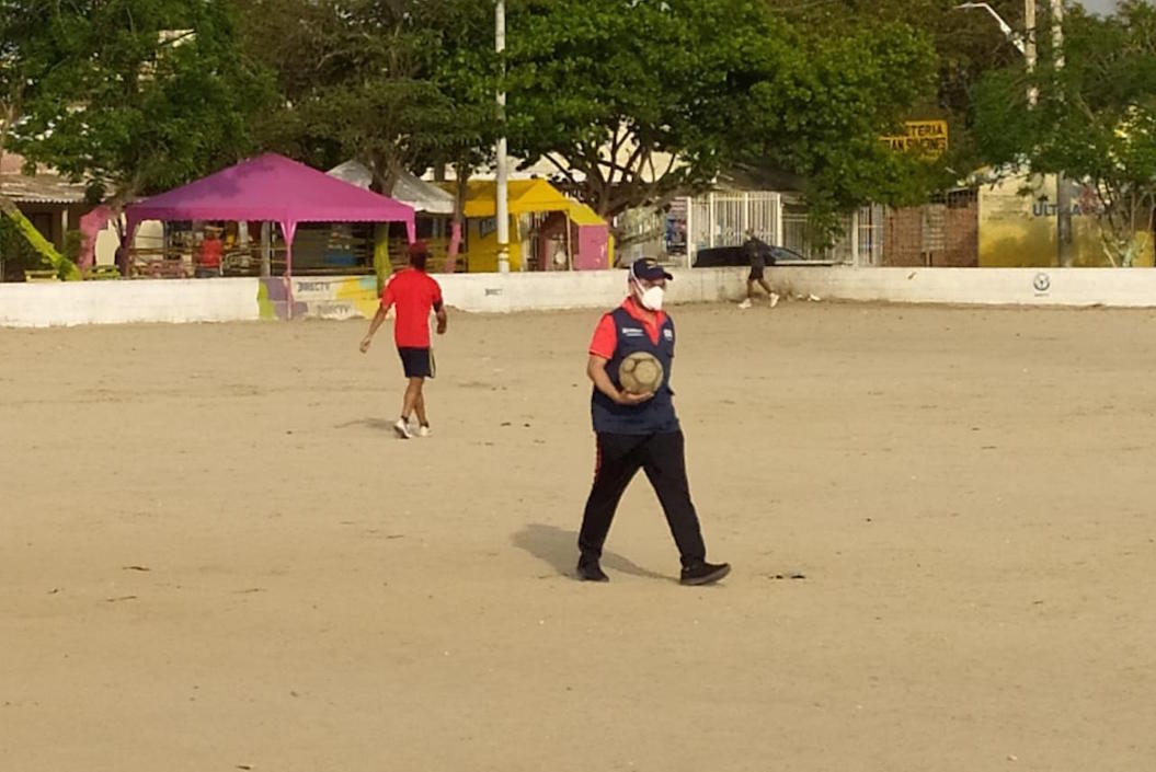 Un integrante de la Patrulla Covid recogiendo el balón.