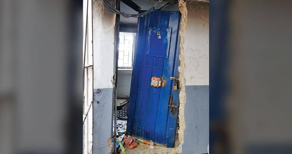 Destrucción Total. La puerta del expendio del pabellón 1A fue arrancada de la pared. Es una muestra del nivel de violencia que destruyó gran parte de La Modelo.