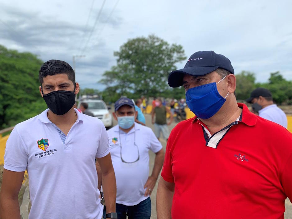 El Alcalde Carlos Higgins visitando las zonas afectadas.