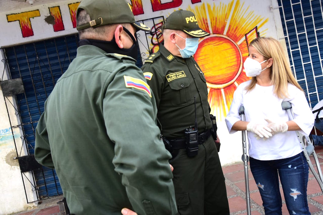La Gobernadora Elsa Noguera verificando el cumplimiento de la medida junto con el Comandante de la Policía Metropolitana BG Ricardo Alarcón.