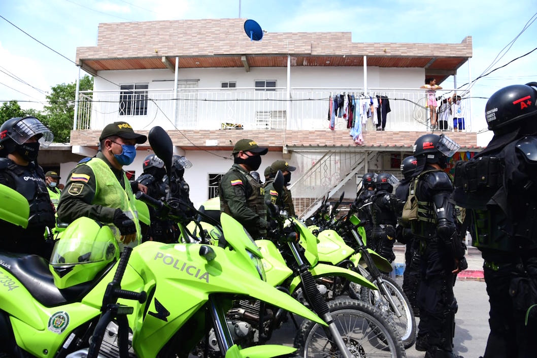 Unidades de la Policía Metropolitana alistando los patrullajes de verificación.
