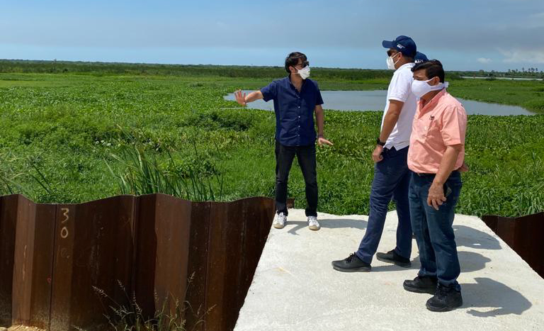 El Alcalde de Barranquilla, Jaime Pumarejo; el gerente de la ADI, Alberto Salah y el secretario de Obras Públicas, Rafael Lafont, en las fases de construcción 3 y 4 del Gran Malecón del Río.