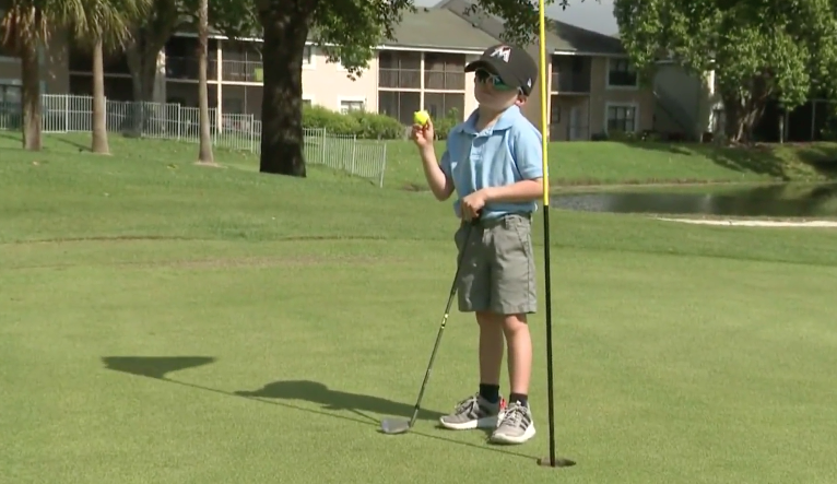 Niño de 5 años hizo hoyo en uno en campo de golf.