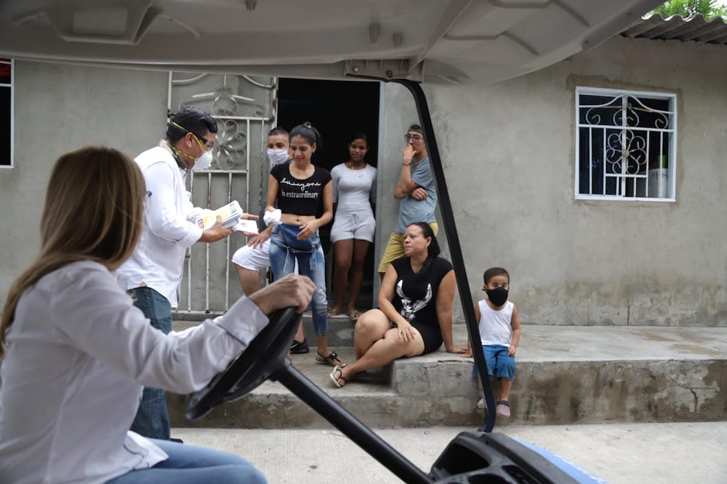 Con el Alcalde (e) entregando tapabocas.