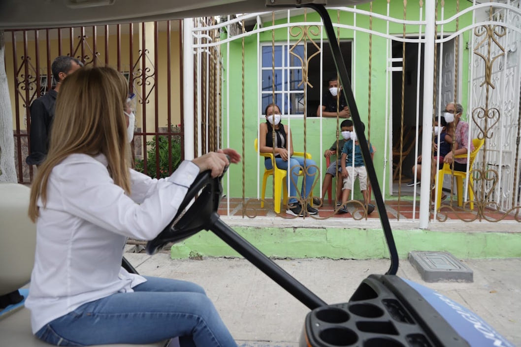 La Gobernadora Elsa Noguera recorriendo las calles de Malambo.