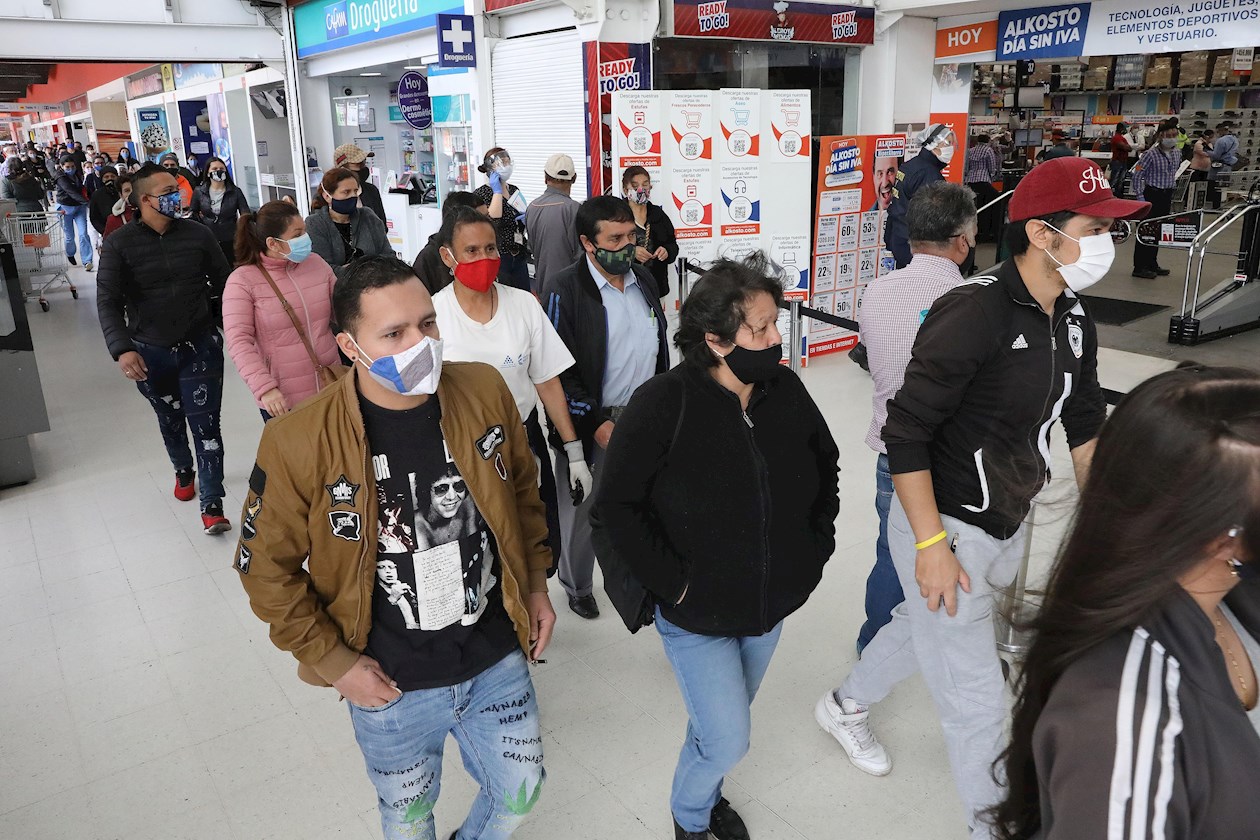 Decenas de compradores fueron registrados este viernes al hacer fila para ingresar a un almacén en Bogotá (Colombia). 