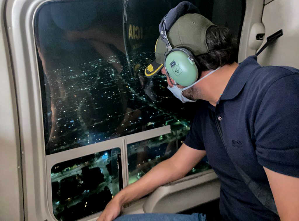 El Alcalde de Barranquilla, Jaime Pumarejo, durante patrullaje aéreo.