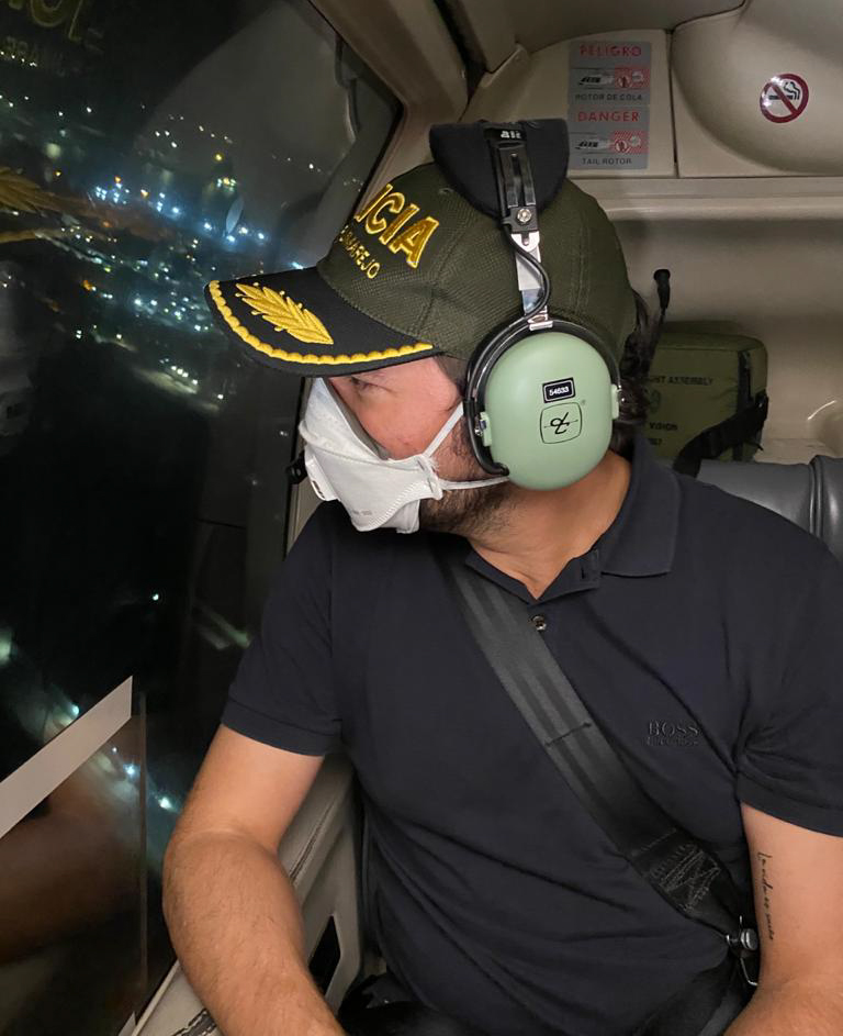 El Alcalde de Barranquilla, Jaime Pumarejo, durante patrullaje aéreo.
