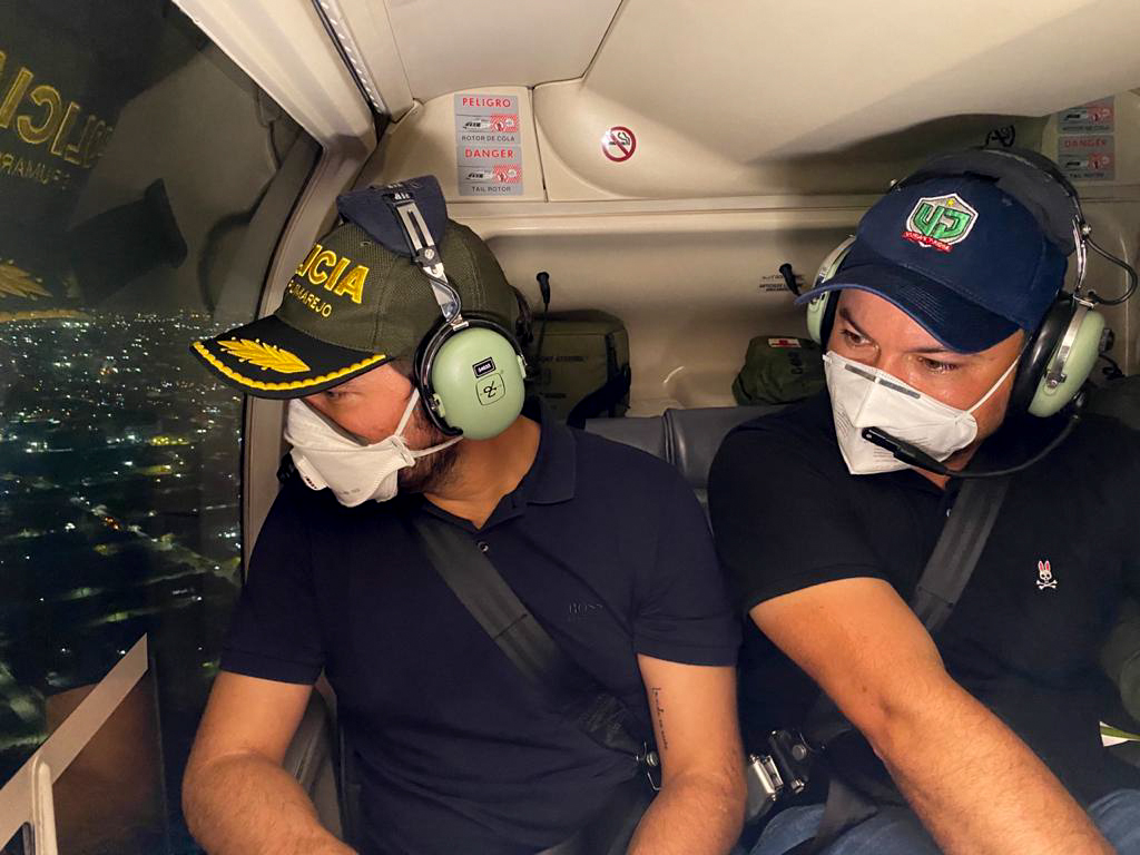El Alcalde de Barranquilla, Jaime Pumarejo y el jefe de la Oficina para la Seguridad y Convivencia Ciudadana, Nelson Patrón Pérez durante patrullaje aéreo.