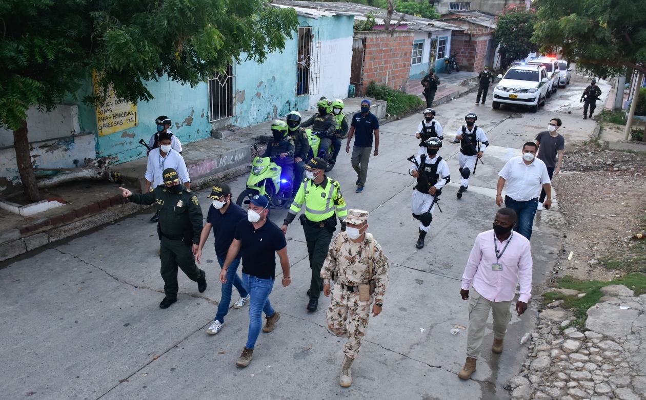 Patrullaje del Alcalde Jaime Pumarejo con la Policía y el Ejército Nacional.