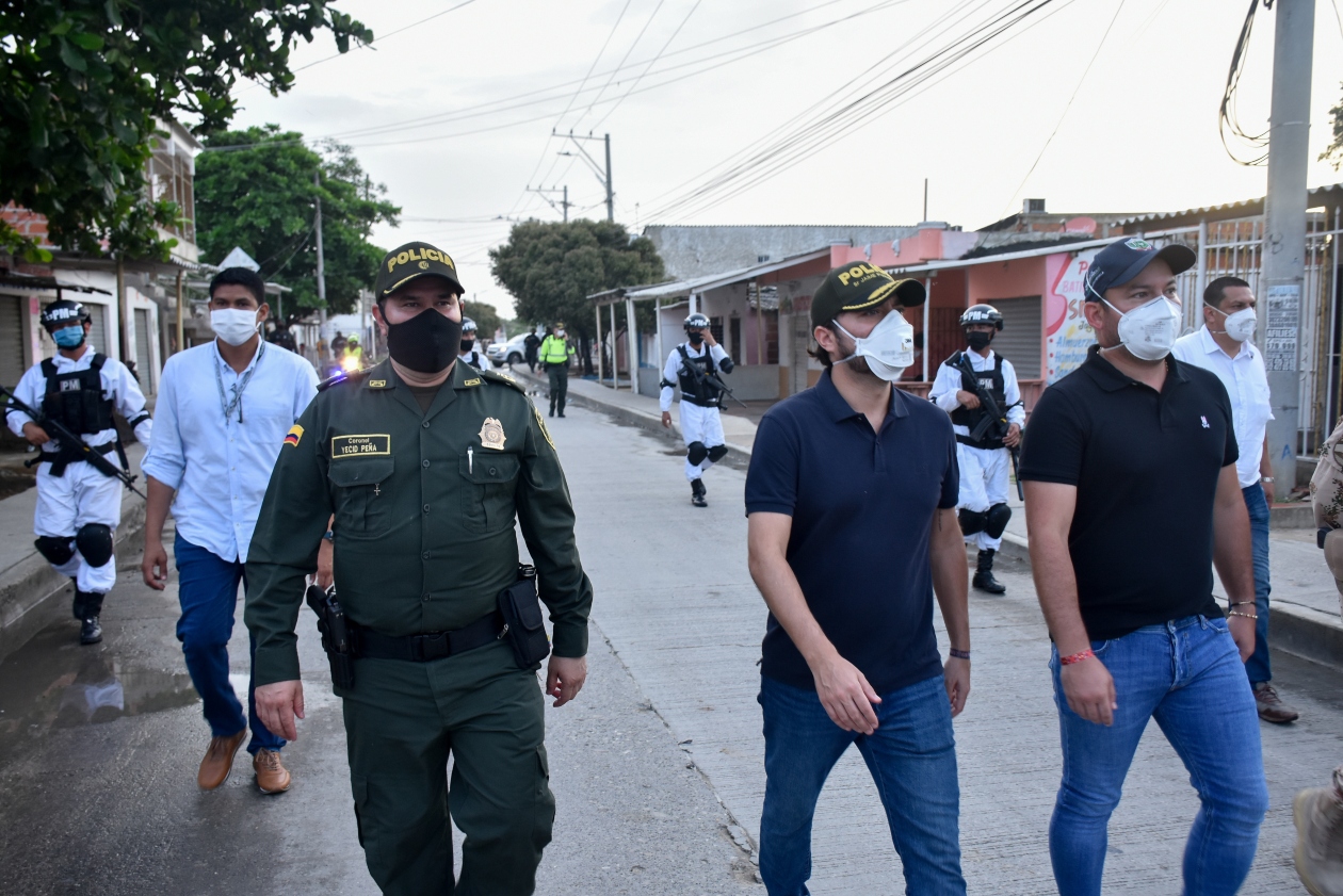 El comandante operativo de la Policía Metropolitana de Barranquilla, coronel Yecid Peña; el Alcalde Jaime Pumarejo y El Alcalde de Barranquilla, Jaime Pumarejo y el jefe de la Oficina para la Seguridad y Convivencia Ciudadana, Nelson Patrón Pérez.