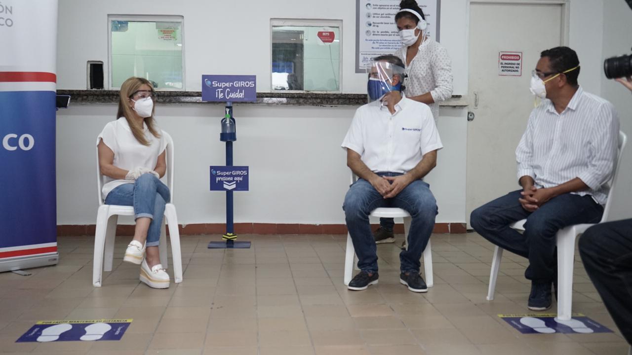 Gobernadora dialoga, guardando la distancia, con el Gerente de Súpergiros.