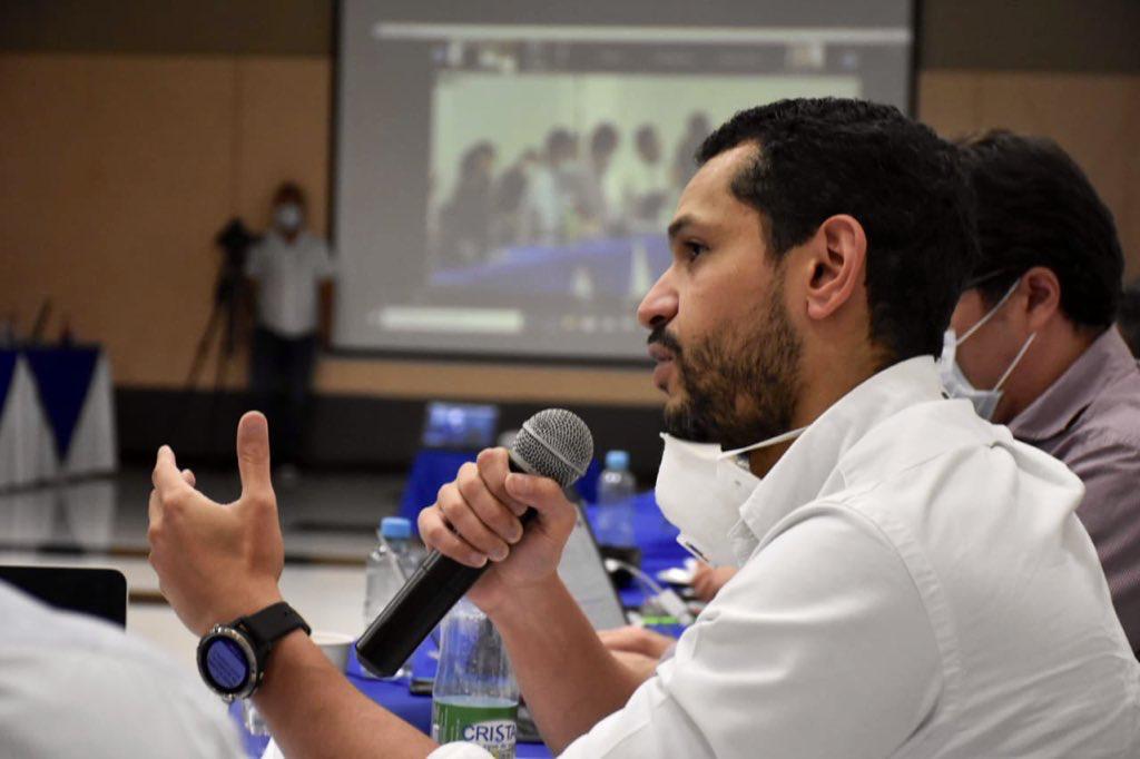 El Viceministro del Interior, Daniel Palacios, durante la reunión del Comité de Emergencia, realizado en Barranquilla, en la Gobernación del Atlántico. El funcionario realizando una intervención sin tapabocas, de manera relajada, violando los protocolos de bioseguridad.