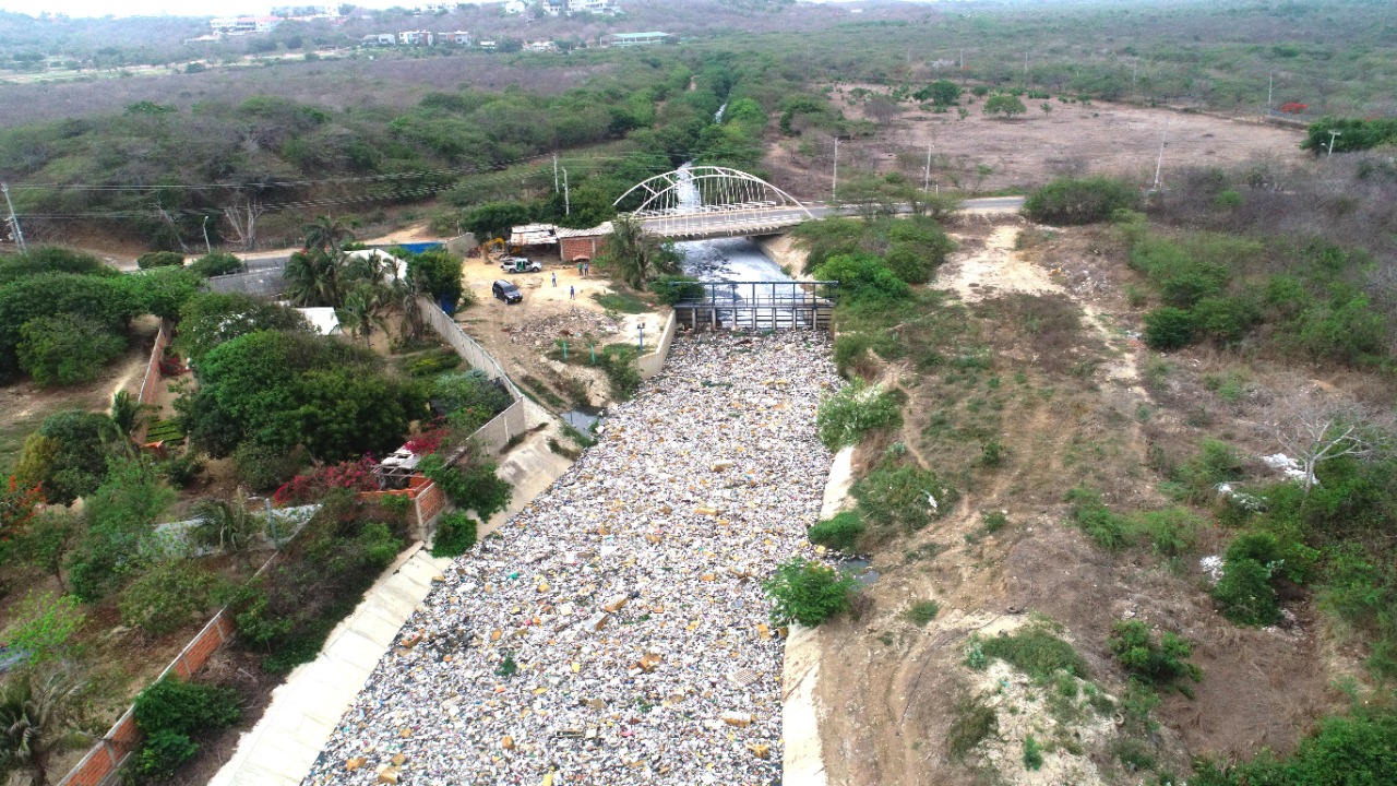 Vista aérea de cauce del arroyo León.