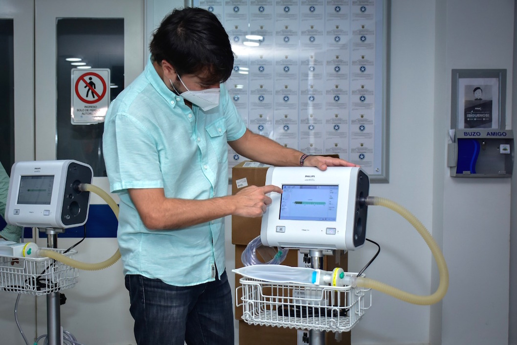 El Alcalde Jaime Pumarejo revisando uno de los respiradores.