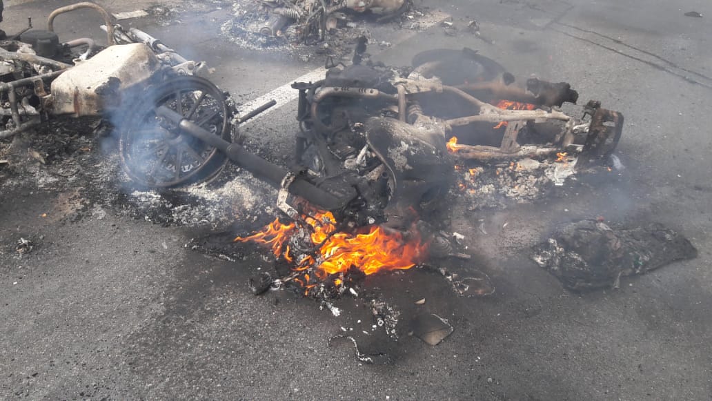 Las motocicletas calcinadas tras la explosión.