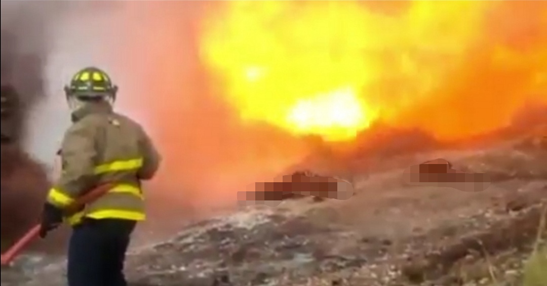Bomberos sofocan el fuego del camión cisterna.